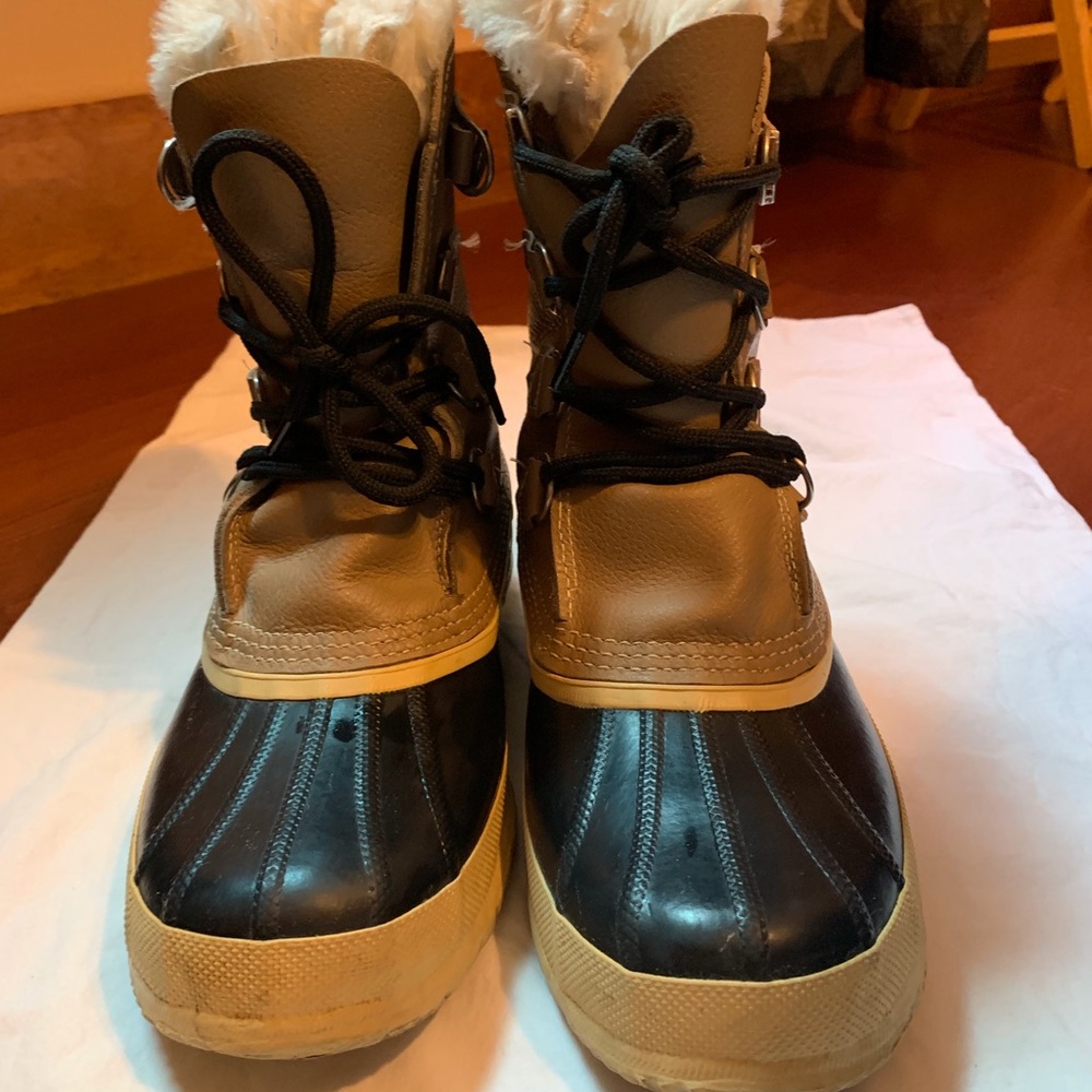 Sorel 9 women’s Caribou snow boots.
